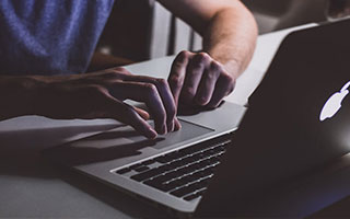 英超日本国脚与战犯照片合影，其俱乐部比赛在中国照常直播引球迷不满，咪咕客服回应